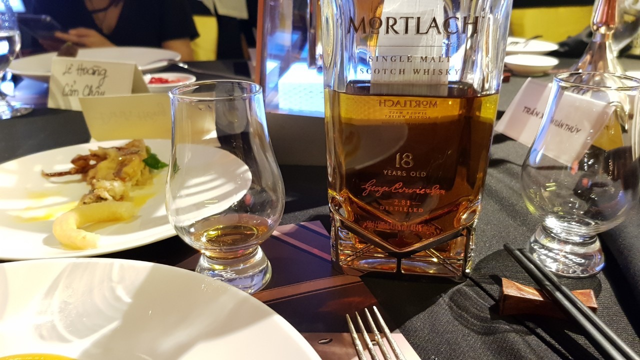 Hình ảnh thưởng thức rượu Mortlach 18 Year Old.