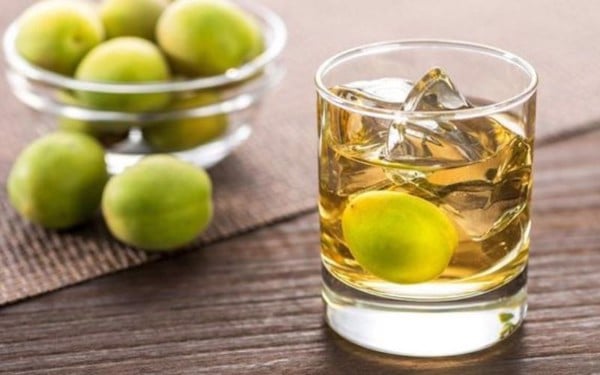 Thưởng thức rượu mơ Nhật ngon nhất khi uống với đá viên