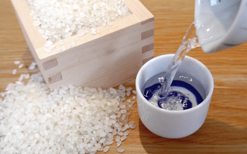 Thưởng thức rượu Sake bằng ly sứ Nhật 