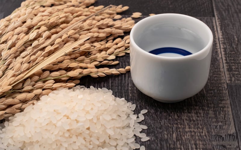 Thưởng thức rượu Sake bằng ly sứ Nhật để cảm nhận trọn vẹn hương vị