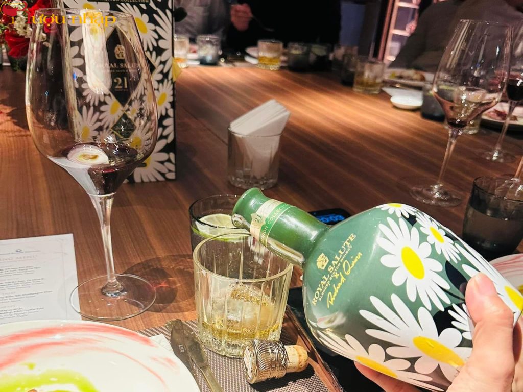 Rượu Royal Salute 21 năm Richard Quinn Daisy Edition II Phiên bản hoa cúc