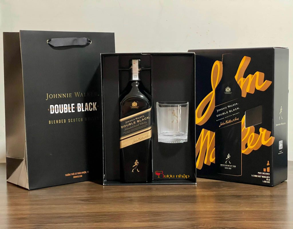 Johnnie Walker Double Black 1 Lít Hộp Quà Tết 2024 tại cửa hàng Rượu Nhập là món quà tuyệt vời để chào đón năm mới.