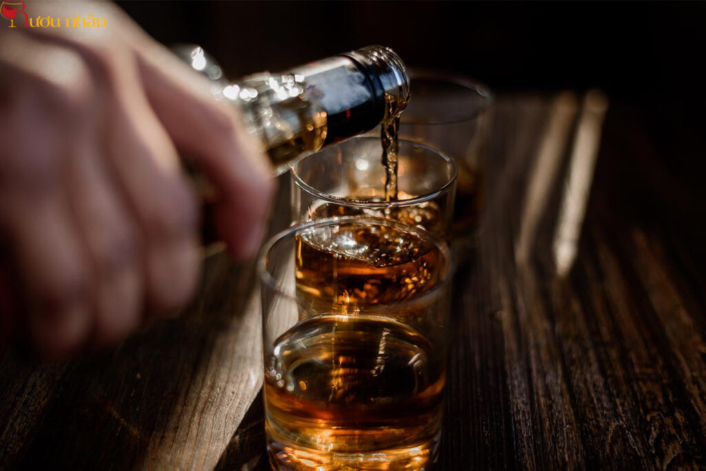 Các dòng bourbon cao cấp như Knob Creek, Woodford Reserve hay Michter’s mang lại trải nghiệm đậm đà, nhiều tầng hương.